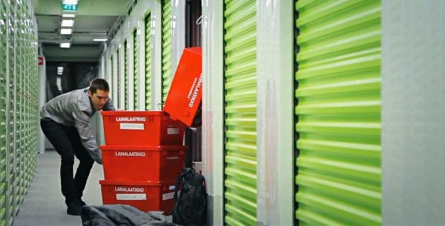 Tavarat, ei koko elämä, pakattuna varastohuoneeseen.