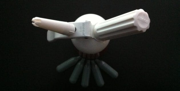 Ilokaasusifoni ja kaasupatruunoita.