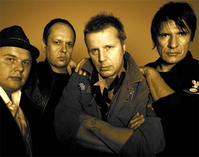 Problems? kiertää legendaarisia keikkapaikkoja.