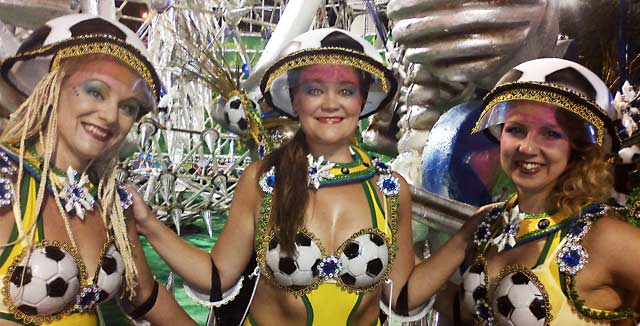 Tamperelaisen sambakoulun União da Roseiran Riikka Hietakorpi (vas.), Miia Tuomimäki ja Marika Kivipelto pääsivät karnevaaliesiintymisen makuun jo viime yönä.