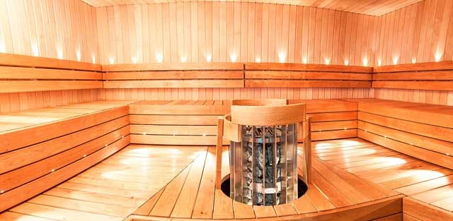 Neljän huoneen yhteydestä löytyy saunatilat.