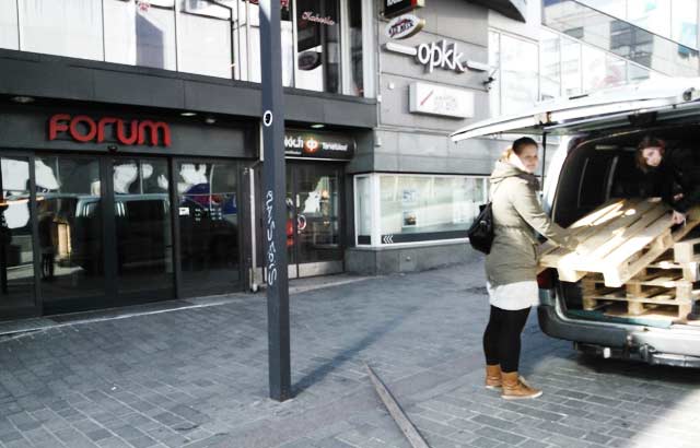 Pilkkeen tekijöillä riittää kiirettä. Pop up -kauppaa kasataan parhaillaan.