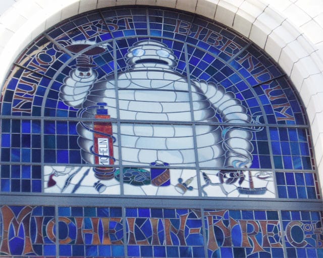 Lontoon Chelseasta löytyy Michelin-talo, jonka ikkunoita Michelin-ukko Bibendum koristaa.