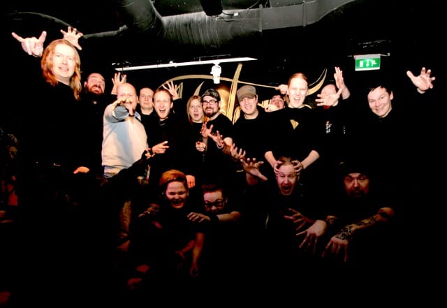 Puolet Nuclear Nichtclubin porukasta yhdessä kuvassa riemuitsemassa. Kuva: Camilla Perttula.