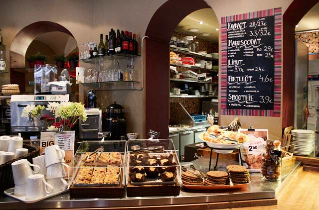 Coffee Housen hyllyt notkuvat.