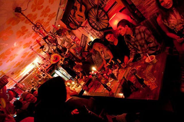 Bar Llamas avaa ovensa vapuksi.