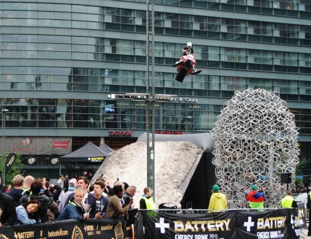 Lentäviä moottorikelkkoja toukokuussa Helsingissä. Tietenkin.