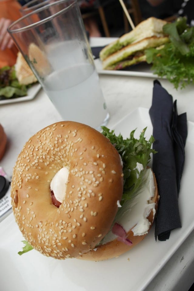 Kylmäsavulohi bagel.