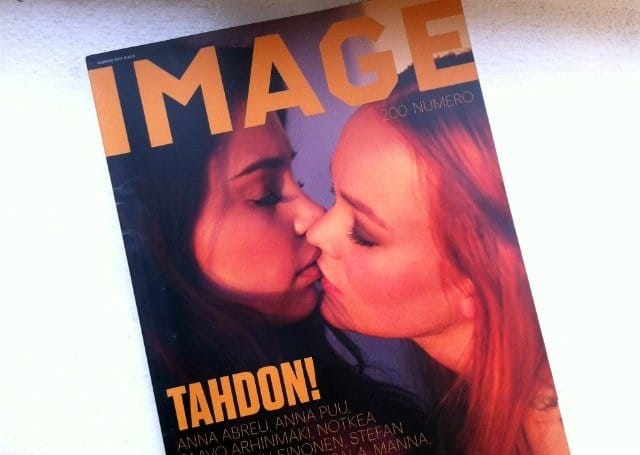 Anna Abreu ja Anna Puu osoittavat tukensa näin.