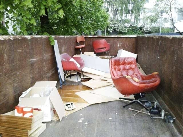 Haagalaiselta roskalavalta irtoaisi kunnostusta vaativia tuoleja.