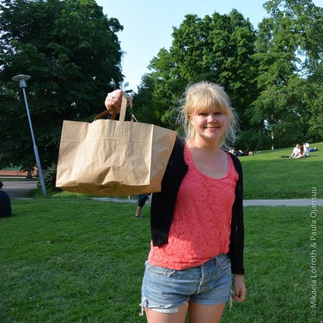 Onnellinen piknik-kassin noutaja.
