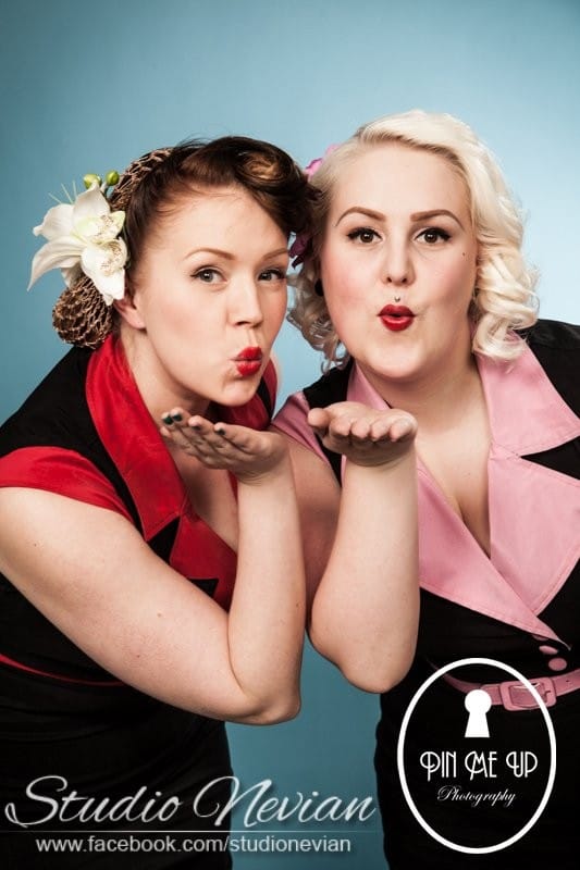 Anne ja Jonna, ihanat tikibaarimme tarjoilijattaret!