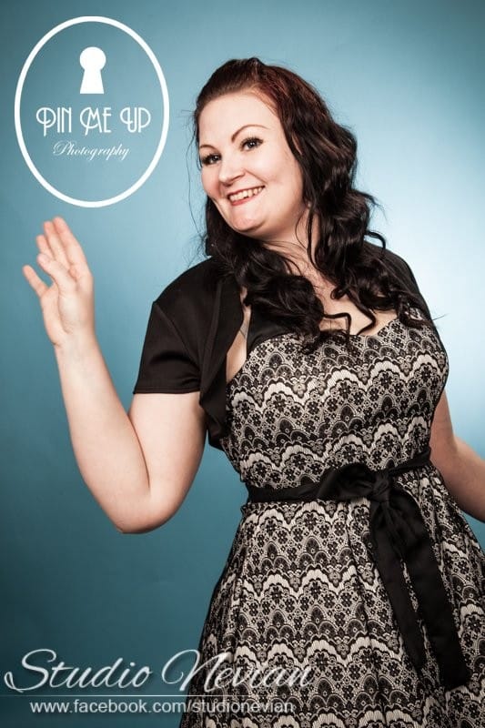 Itse emännöin juhlia tilaisuutta varten ompelemassani mekossa