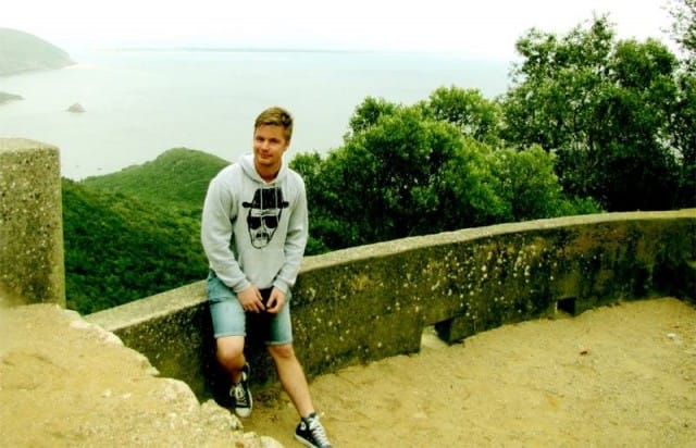 Turisti kylmässä ja sateisessa Portugalissa.