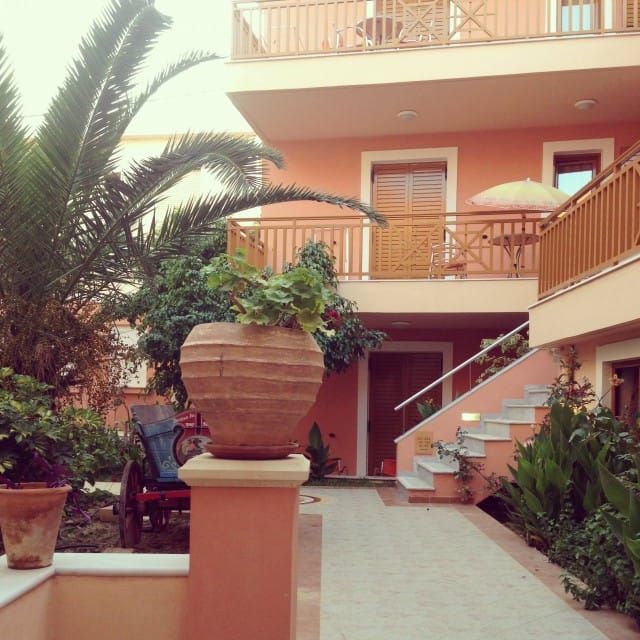 Saavuimme hyvin idylliseen ja lämminhenkiseen Hotelli Aristeaan. Hotellissa ei ollut muuta vikaa kuin että netti ei toiminut :)