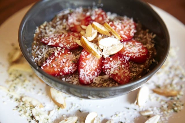 Raakasuklaavaahto sulaa suuhun ja on syntisen hyvää.