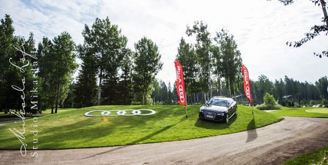 Makeita Audeja somisti golfkenttää.