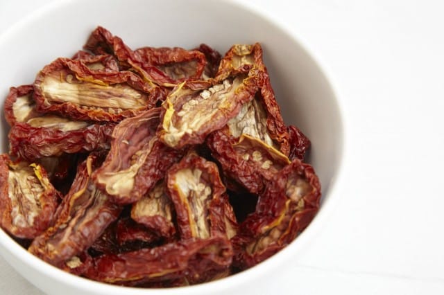 Aurinkokuivatut tomaatit kannattaa liottaa ennen blendaamista.