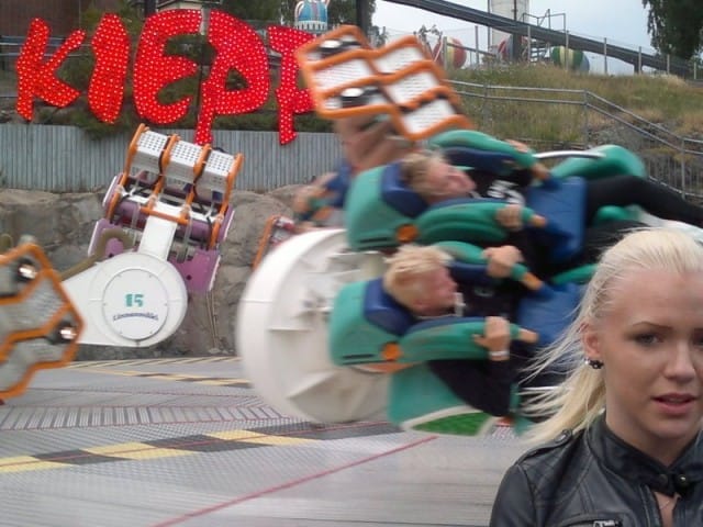 Täti tuijottaa suoraan yleisöön.