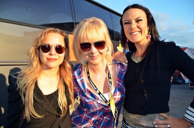 Tehtiin bäkkärillä Jaajon kanssa vaihtokaupat, mä kuvasin häntä ja hän mua, upean PMMP:n kanssa. Kyllä kelpaa. Onnellisuuteni on maksimoitu.