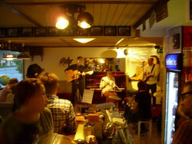 Telmu Goes Kahvilan -kesän korkkasi Timshel 30.5. Paikkana Musiikkikahvila Sointu.