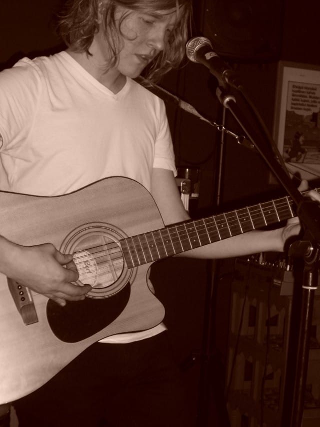 Ensimmäisessä Urbaani Kesäloma Telmu Goes Kahvilassa tunnelmoi Markus Perttula sielukkaasti soolona.