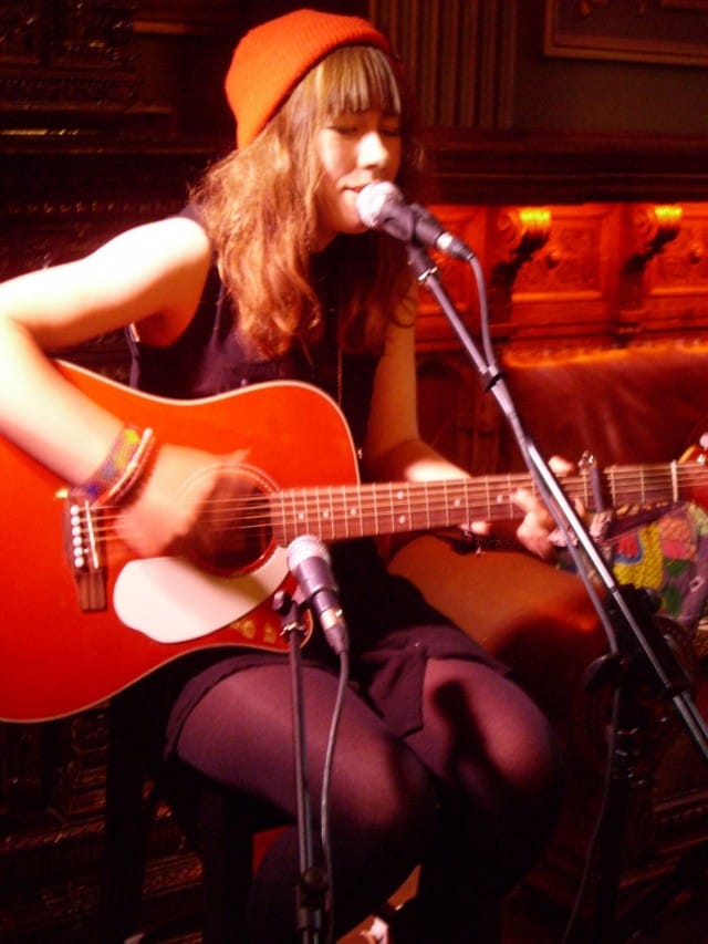 TelmuKaffet Bar Brysselissä 11.7. Esiintymässä Olga Rantalaiho.