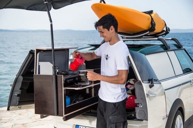 Kyllä nyt hymyilyttää, kun voi keittää autossa aamukahvit.