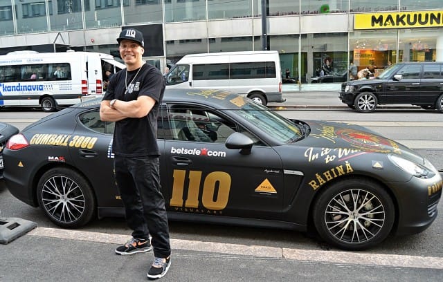 Elastinen ja Porsce Panamera.