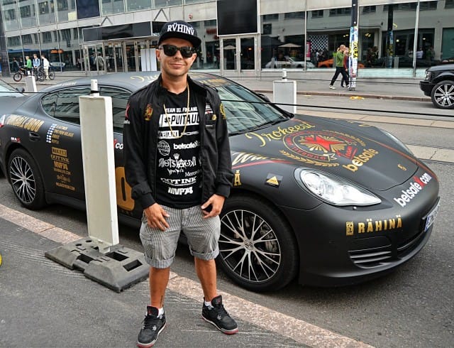 Uniikki Rähinän auton kera.