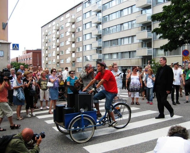 Tästä se lähtee. Fredi johdattaa joukkonsa Kolmatta linjaa takaisin.