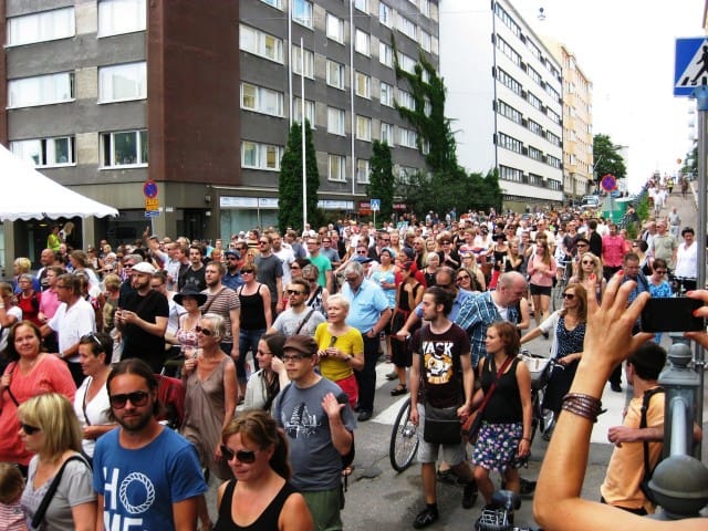 Massa vyöryy Kolmannella linjalla.