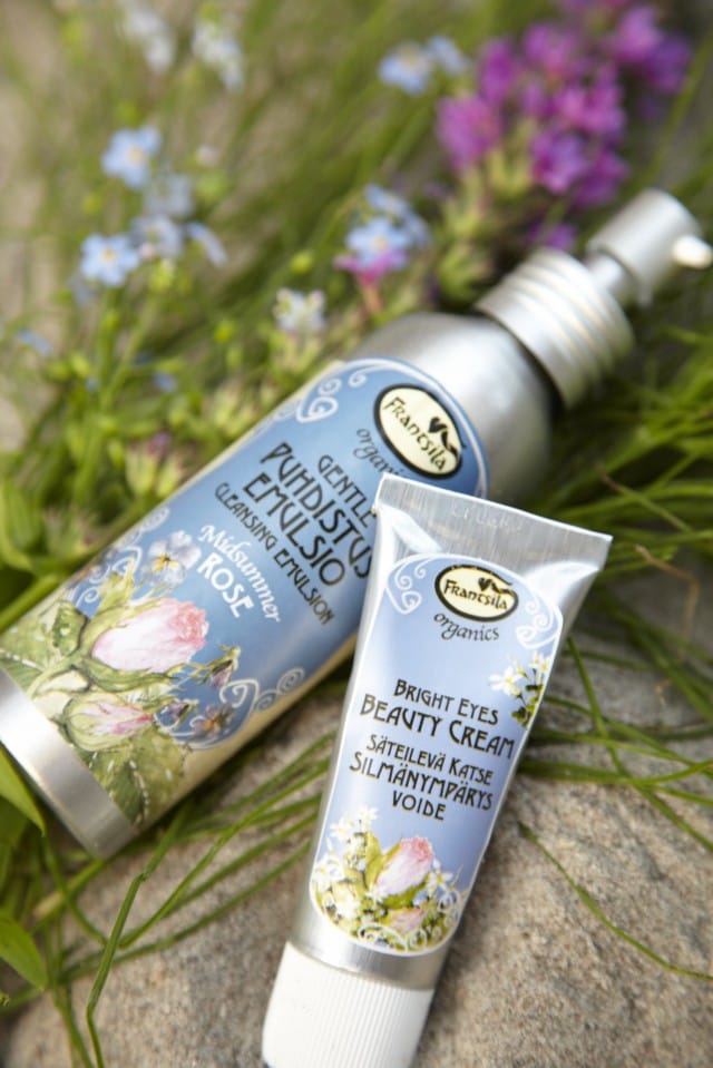 Midsummer Rose hellävarainen puhdistusemulsio poistaa epäpuhtaudet ja meikin iholta. Säteilevän katseen loihtii saman sarjan silmänympärysvoide.