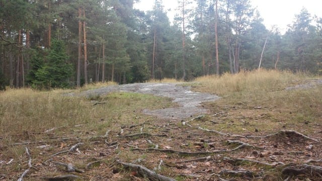 Kiipeile ylös. Laskeudu alas. Vaihteleva maasto tekee hyvää jaloille ja mielelle. Rentouttavaa ja kuntoa ylläpitävää.