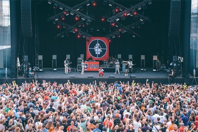 Public Enemyllä oli messissä sympaattisesti hytkyneet armyjäbät.