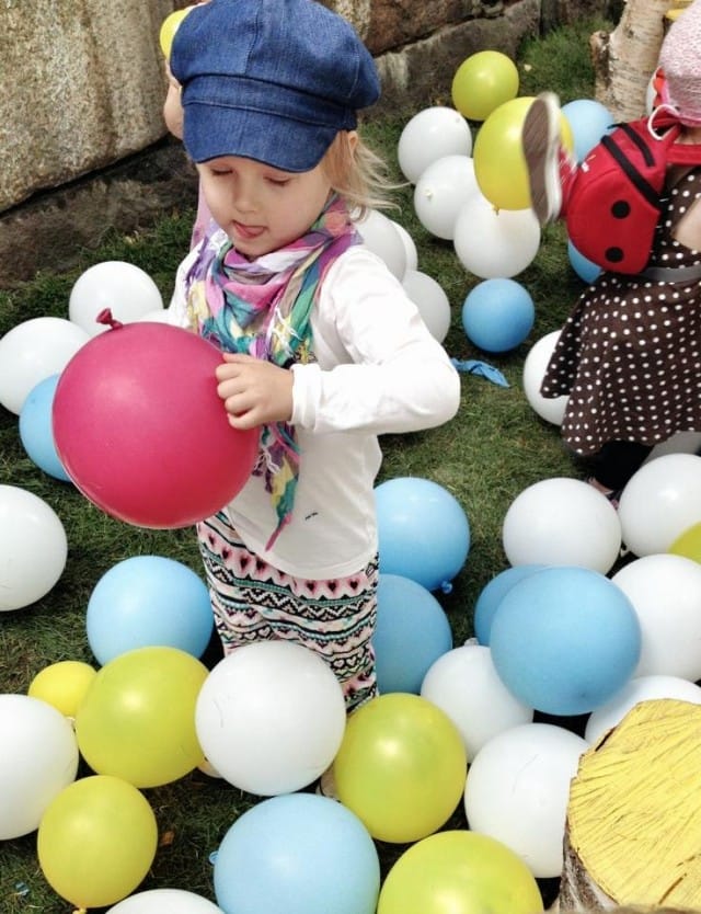 Neiti-F pallomeren keskellä, ekoilla festareillaan.