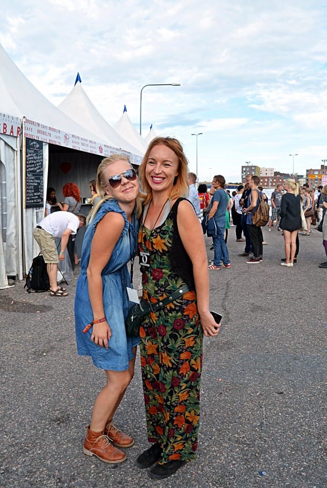 Lauralla oli herkullinen festarityyli. Himoitsen tuota kamera-korua. Minä se hulluttelin farkkumekossani ja Ten Pointseissani.