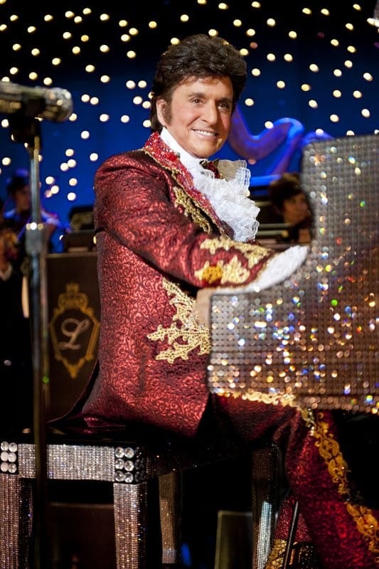 Kuningatar soittaa pianoa.