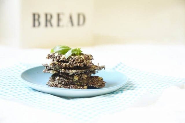 Tästä taikinasta valmistuu kaksi pientä pellillistä näkkäreitä.