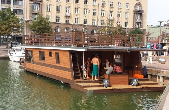 Saunasta pääsi pulahtamaan virkistävään mereen.