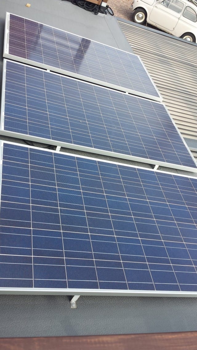 Saunalautan sähköistä huolehtii 3 aurinkopaneelia.