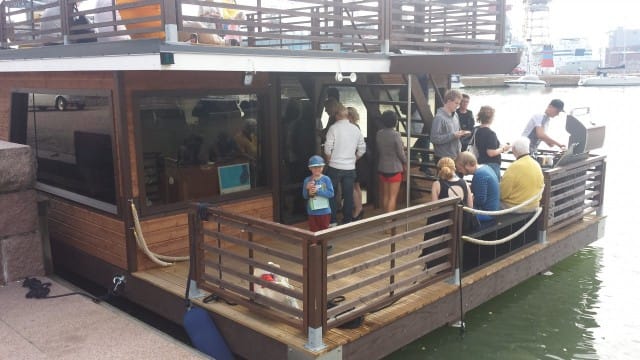 70 neliöinen kattoterassi, 36 neliöinen saunaosasto, 40 neliöinen keittiö ja olohuone sekä takaterassi. Kyllä kelpaa chillailla :)