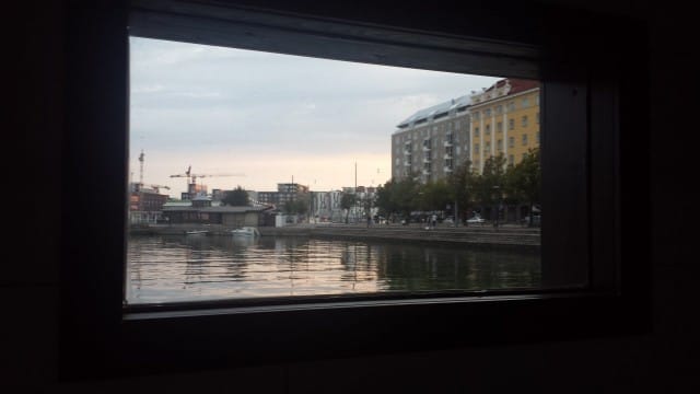 Ei hassummat näkymät vessasta ja jos näköala ei passaa, voi siirtää saunalautan minne haluaa.