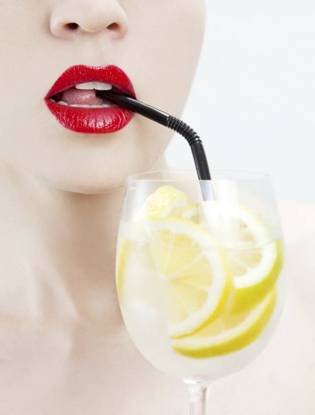 Unohda valkkari, laita tällä kertaa viinilasiin vettä ja sitruunaa.