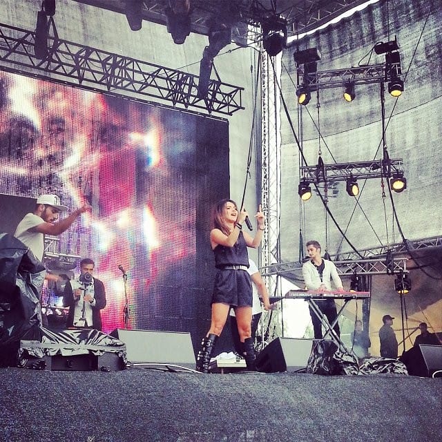 Romanialainen pop-prinsessa Inna esiintyi päälavalla lauantaina.