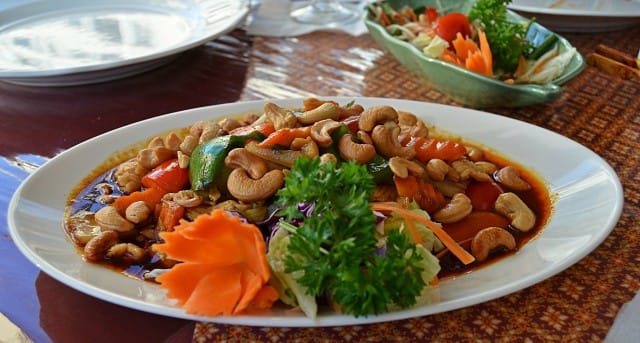 Täys kymppi, Wokattua broileria, sipulia, paprikaa, vihanneksia ja cashew-pähkinöitä. ,