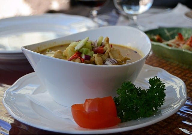 Broileria keltaisessa curryssä, perunoita, sipulia ja kookosmaitoa. Suosittelen.