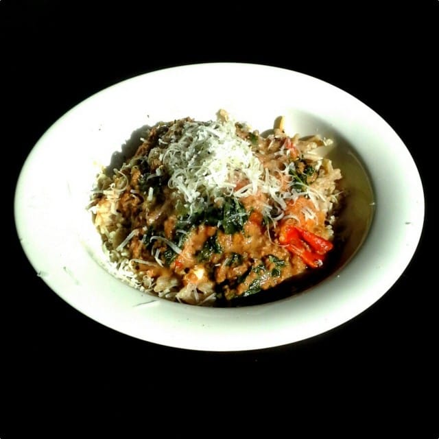 Tämä soossi on niin hyvää, että tarviiko sen kaveriksi edes pastaa? No, on sitä tuolla lautasella silti vähän, vaikkei siltä oikein näytäkkään.