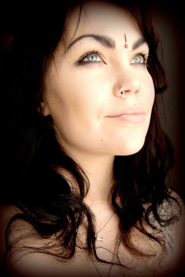 Charmi toi minulle myös bindejä, siis otsaan liimattavia koruja :)