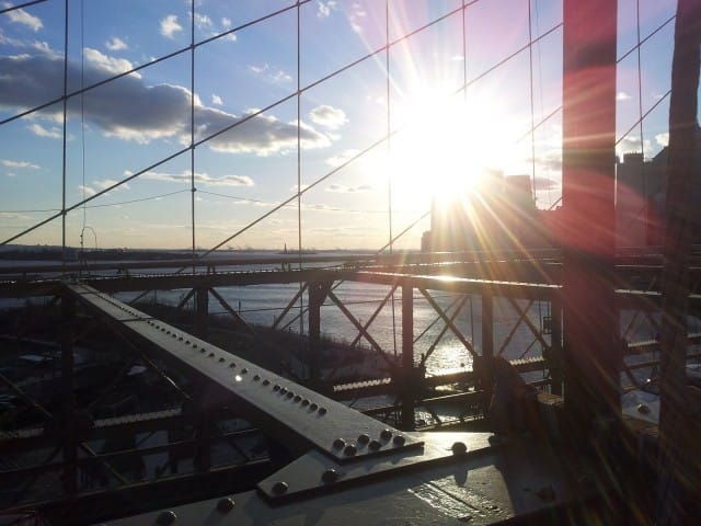 Elämässä pitää olla lunttilappuja. Niissä on oppia toisilta. Kuva Brooklyn Bridge New York.
